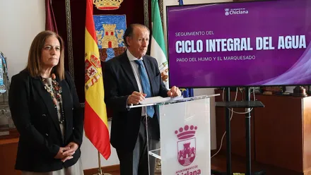 Momento de la exposición sobre el Ciclo Integral del Agua del alcalde de Chiclana.