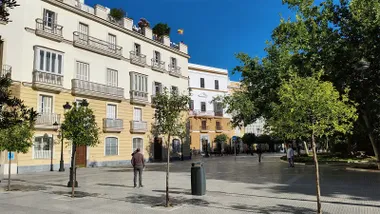 Cielo azul en la plaza de España de Cádiz este 5 de mayo. Foto: Eulogio García.