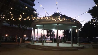 Templete que tiene iluminación de pequeñas luces, muy llamativo.