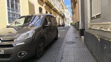 Un vehículo circula por una calle del centro de Cádiz. Foto: José Luis Porquicho Prada.