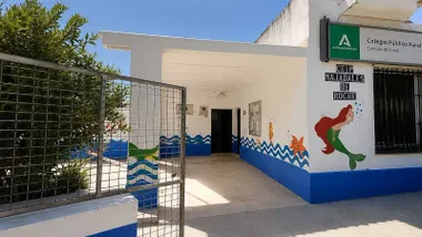 Fachada del CEIP Los Majadales de Roche, con la figura de la Sirenita.
