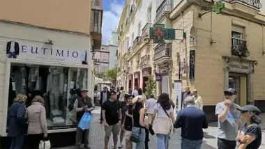 Una calle comercial del centro de Cádiz este martes 12 de mayo. Foto: José Luis Porquicho Prada.