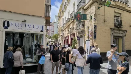 Una calle comercial del centro de Cádiz este martes 12 de mayo. Foto: José Luis Porquicho Prada.
