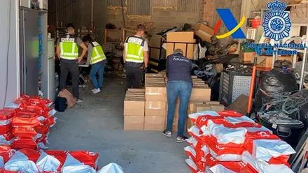 Agentes registrando una nave de paquetería buscando tabaco de contrabando.