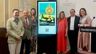Las tenientes de alcalde de Fiestas y Cultura, Beatriz Gandullo y Maite González, el edil de Hermandades y Cofradías, José Manuel Verdulla, junto a los representantes del Cabildo Catedral y del Consejo Local de Hermandades y Cofradías de Cádiz, Ricardo Jiménez Merlo y Juan Carlos Jurado, respectivamente, y la delegada de la Fundación Cajasol en Cádiz, Mar Díez,