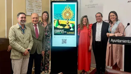 Las tenientes de alcalde de Fiestas y Cultura, Beatriz Gandullo y Maite González, el edil de Hermandades y Cofradías, José Manuel Verdulla, junto a los representantes del Cabildo Catedral y del Consejo Local de Hermandades y Cofradías de Cádiz, Ricardo Jiménez Merlo y Juan Carlos Jurado, respectivamente, y la delegada de la Fundación Cajasol en Cádiz, Mar Díez,