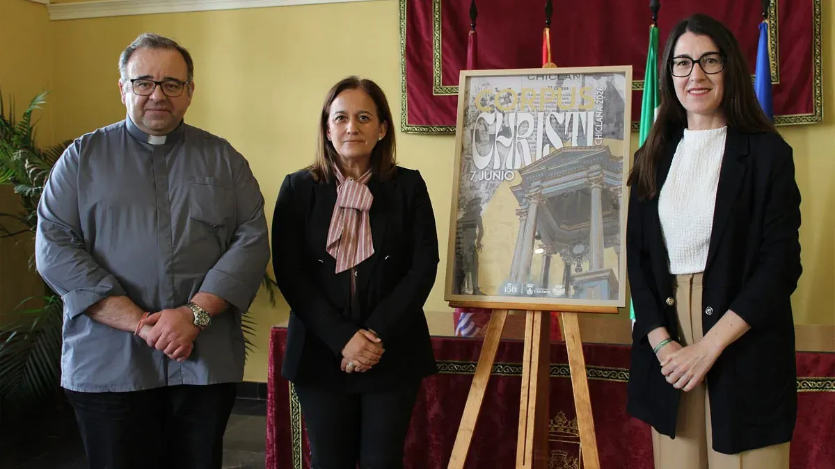 Delegada de Chiclana junto a sacerdote y autora del cartel del Corpus 2026.