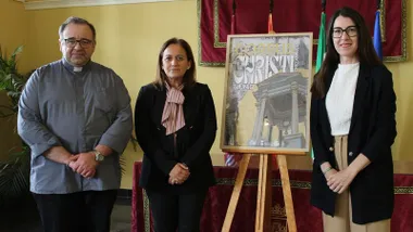 Delegada de Chiclana junto a sacerdote y autora del cartel del Corpus 2026.
