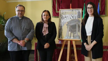 Delegada de Chiclana junto a sacerdote y autora del cartel del Corpus 2026.