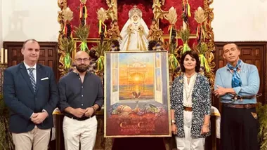 Autora del cartel junto a las autoridades delante del altar de la Virgen.