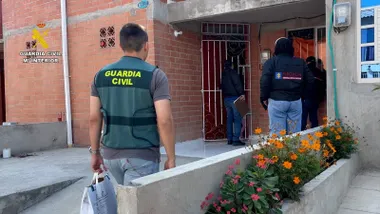 Fiscalía y Guardia Civil durante la llegada a la vivienda.