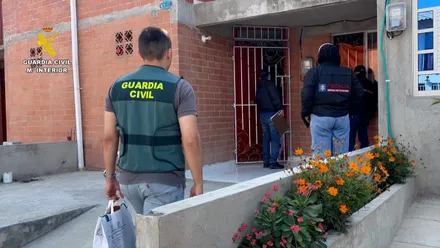 Fiscalía y Guardia Civil durante la llegada a la vivienda.