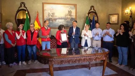 El alcalde de Rota reconociendo la labor de Cruz Roja en roja con una mención.