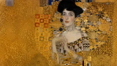 Retrato de mujer con un entorno de tonos dorados.