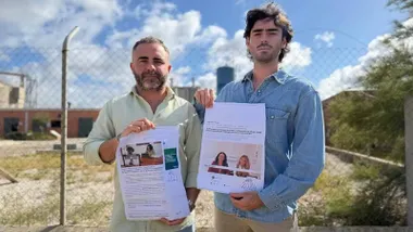Fede Díaz y Agustín Vela sosteniendo una carteles de demanda en sus manos.