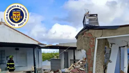 Bomberos en una casa derrumbada en Chiclana debido a una explosión.