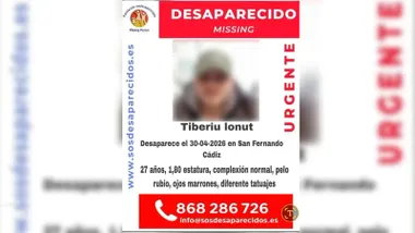 Cartel con el desaparecido, tristemente fallecido, en San Fernando.