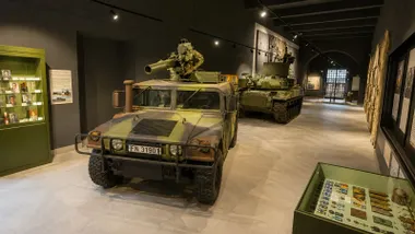 Coche militar y otros elementos en la exposición de las Fuerzas Armadas en San Fernando.