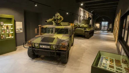 Coche militar y otros elementos en la exposición de las Fuerzas Armadas en San Fernando.