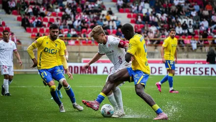 Diakiyé pugna con el jugador de la Cultural Leonesa Rodri en la banda anegada del reino de Navarra. Foto: LaLiga.