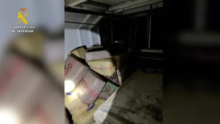 Fardos de hachís encontrados en el doble fondo de la furgoneta.