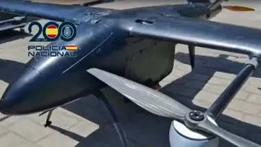 Drone incautado por la Policía Nacional y usado para llevar droga. Es de color oscuro.