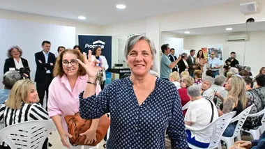Una de las personas que ha recibido las llaves de su nueva vivienda en García de Sola. Foto: Eulogio García.
