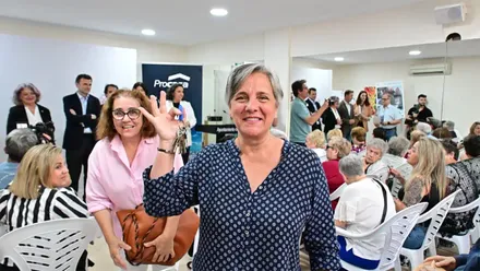 Una de las personas que ha recibido las llaves de su nueva vivienda en García de Sola. Foto: Eulogio García.