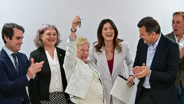 Una vecina recibe las llaves de su nueva vivienda durante el acto de entrega de la promoción pública de García de Sola.