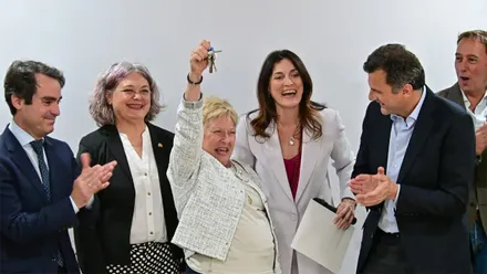 Una vecina recibe las llaves de su nueva vivienda durante el acto de entrega de la promoción pública de García de Sola.