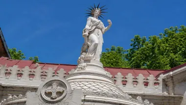 Vista en su ubicación actual de la Estatua de la Libertad de Madrid.