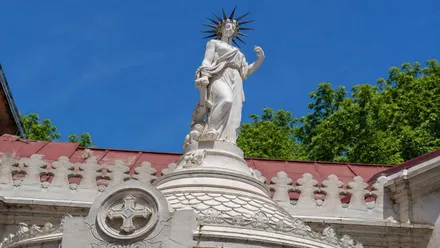 Vista en su ubicación actual de la Estatua de la Libertad de Madrid.