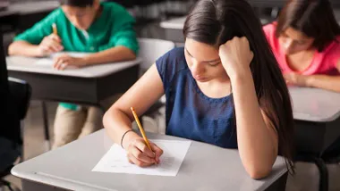 Alumnos y alumnas en un examen.