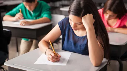Alumnos y alumnas en un examen.