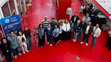 Representantes de las 11 empresas participantes posan junto a responsables de Zona Franca de Cádiz y Blue Core durante la celebración de la primera Blue Exterior EXPO en el edificio Zona Base-Incubazul.