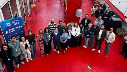 Representantes de las 11 empresas participantes posan junto a responsables de Zona Franca de Cádiz y Blue Core durante la celebración de la primera Blue Exterior EXPO en el edificio Zona Base-Incubazul.