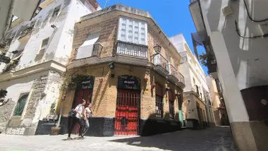 Fachada de la finca que sale a la venta en el barrio del Pópulo de Cádiz. Foto: José Luis Porquicho Prada.