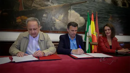 El presidente de Cádiz Centro Comercial, José Amaya, y el alcalde de Cadiz, Bruno García, firman el nuevo convenio en presencia de la concejala de comercio, Beatriz Gandullo.