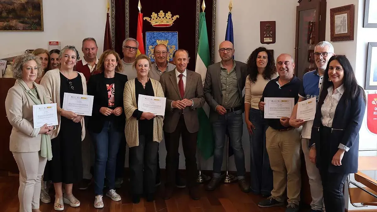 Grupo de personas mayores de 52 años con el alcalde José María Román.