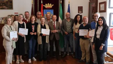 Grupo de personas mayores de 52 años con el alcalde José María Román.