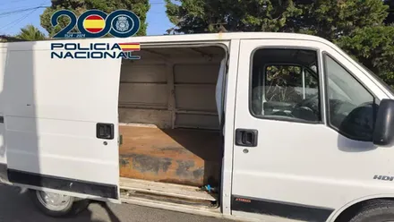 Furgoneta blanca en la que la Policía Nacional encontró el doble fondo.