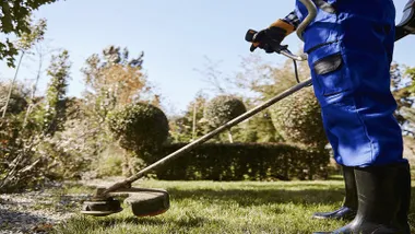 Jardinero cortando el césped.