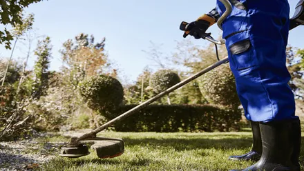 Jardinero cortando el césped.