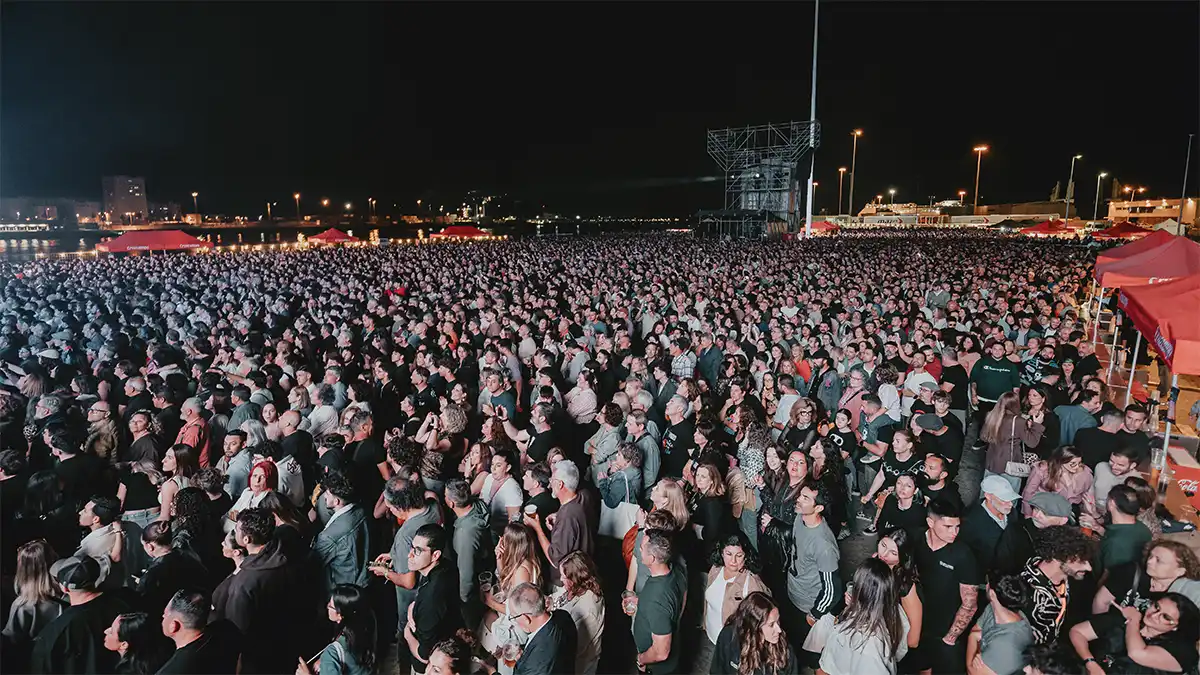 El público fue dirigido a dos puntos de salida, un junto al escenario y otro más alejado.