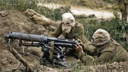 Dos soldados españoles en el Rif con una ametralladora y máscaras.
