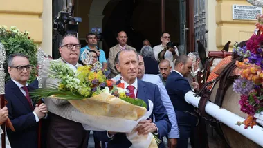 Momento en el que el alcalde de Chiclana pone un ramo de flores en el Simpecado de la carreta del Rocío de Chiclana.