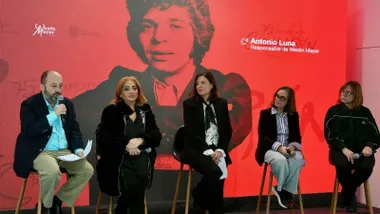 Imagen de Camarón en rojo y negro y autoridades y familia presentando los actos del homenaje a Camarón en San Fernando.