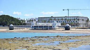 Imagen del Balneario de la Palma baja un cielo azul con rocas de la bajamar en La Caleta