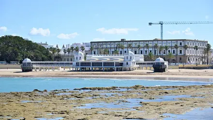 Imagen del Balneario de la Palma baja un cielo azul con rocas de la bajamar en La Caleta