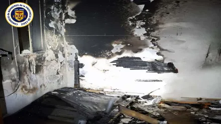 Habitación con las paredes quemadas tras el incendio.